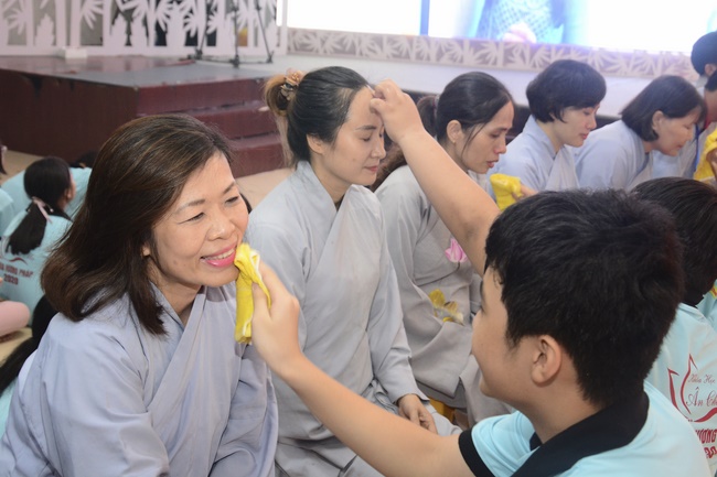 The Candle-Lighting Night Showing Gratitude in the Children Summer Retreat
