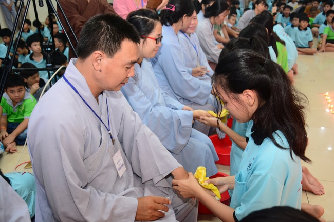 The Candle-Lighting Night Showing Gratitude in the Children Summer Retreat