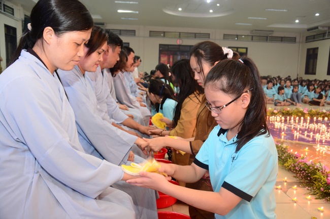 The Candle-Lighting Night Showing Gratitude in the Children Summer Retreat