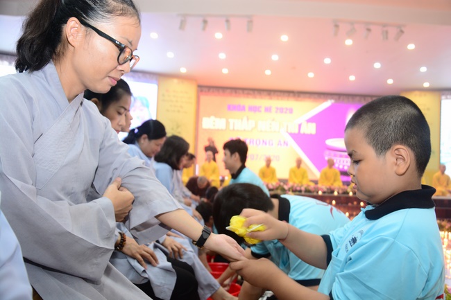 The Candle-Lighting Night Showing Gratitude in the Children Summer Retreat