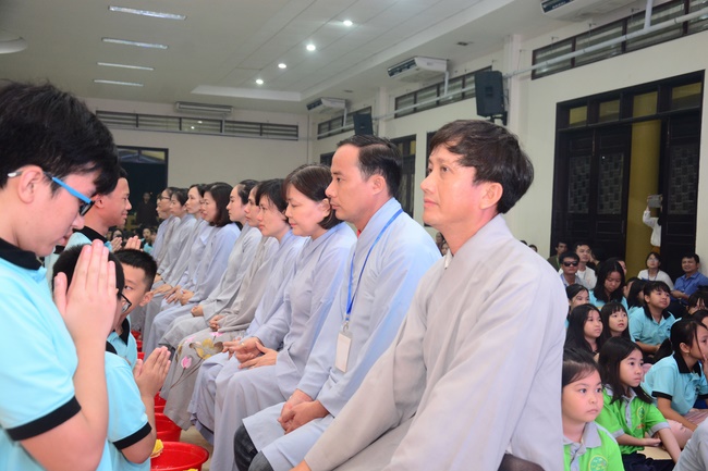 The Candle-Lighting Night Showing Gratitude in the Children Summer Retreat