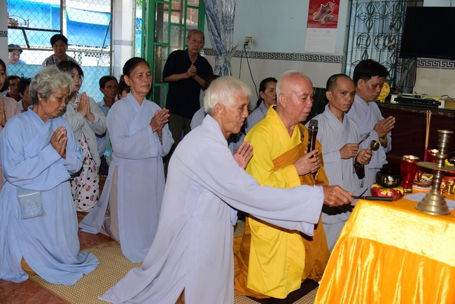 The rite praying for peace and rebirth in District 8, HCMC