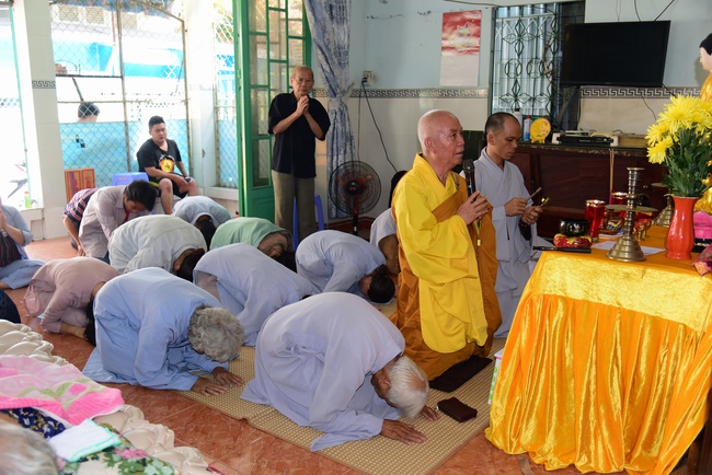 The rite praying for peace and rebirth in District 8, HCMC