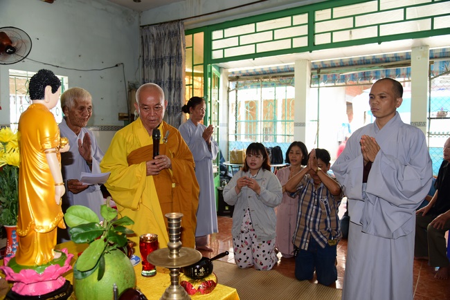The rite praying for peace and rebirth in District 8, HCMC