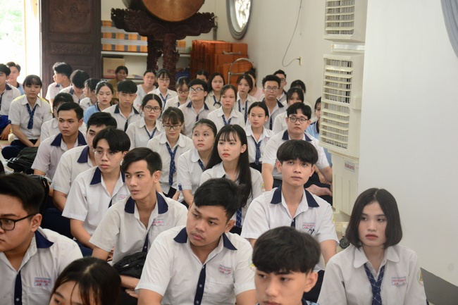 Học sinh trường THPT Nguyễn Văn Cừ cầu nguyện trước kỳ thi