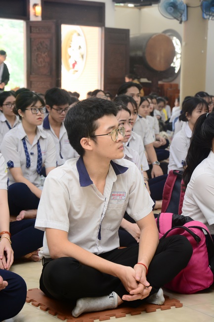 Học sinh trường THPT Nguyễn Văn Cừ cầu nguyện trước kỳ thi