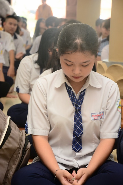 Học sinh trường THPT Nguyễn Văn Cừ cầu nguyện trước kỳ thi