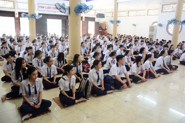 Học sinh trường THPT Nguyễn Văn Cừ cầu nguyện trước kỳ thi