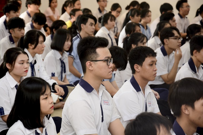 Học sinh trường THPT Nguyễn Văn Cừ cầu nguyện trước kỳ thi