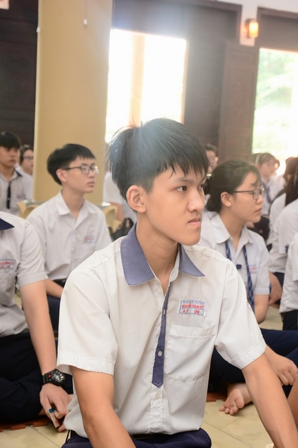 Học sinh trường THPT Nguyễn Văn Cừ cầu nguyện trước kỳ thi