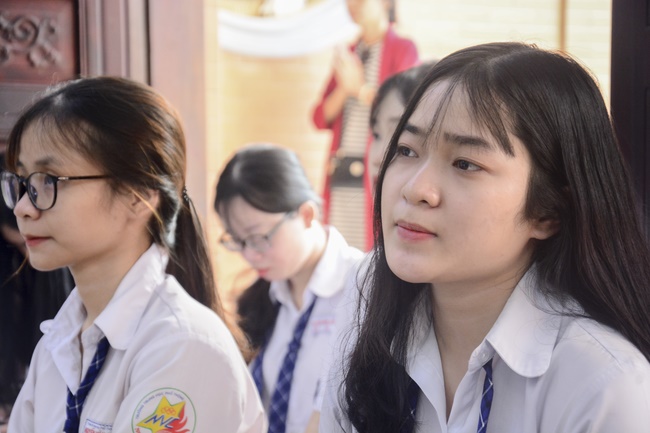 Học sinh trường THPT Nguyễn Văn Cừ cầu nguyện trước kỳ thi