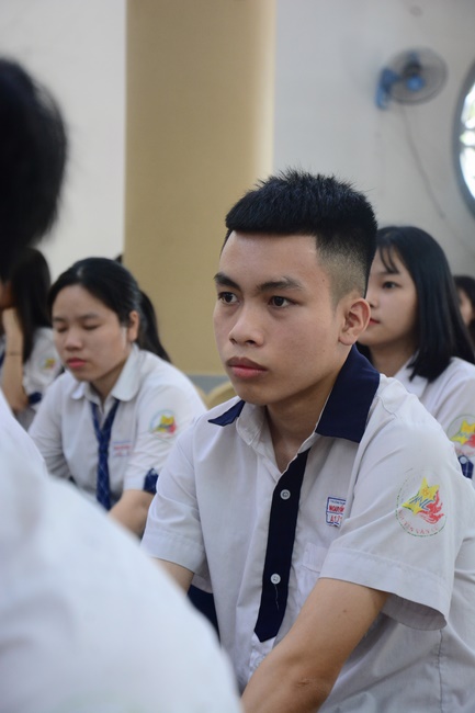 Học sinh trường THPT Nguyễn Văn Cừ cầu nguyện trước kỳ thi