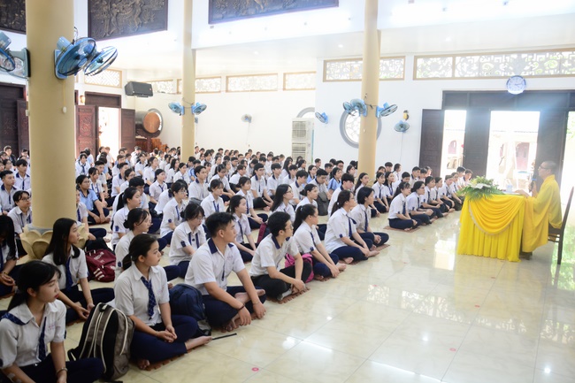 Học sinh trường THPT Nguyễn Văn Cừ cầu nguyện trước kỳ thi