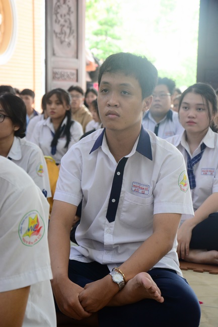 Học sinh trường THPT Nguyễn Văn Cừ cầu nguyện trước kỳ thi