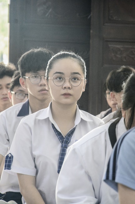 Học sinh trường THPT Nguyễn Văn Cừ cầu nguyện trước kỳ thi