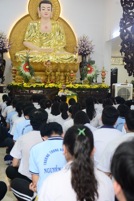 Học sinh trường THPT Nguyễn Văn Cừ cầu nguyện trước kỳ thi