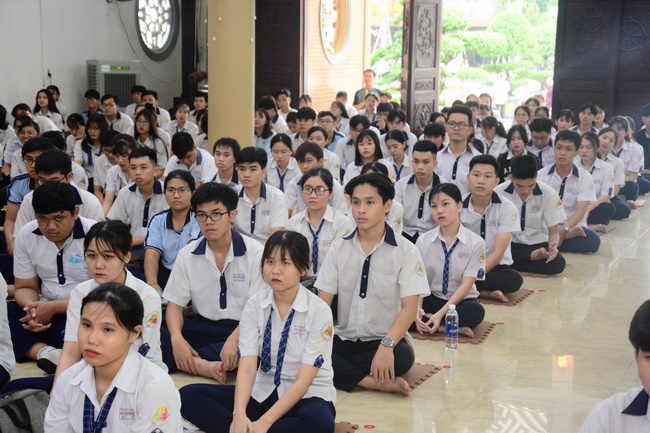 Học sinh trường THPT Nguyễn Văn Cừ cầu nguyện trước kỳ thi