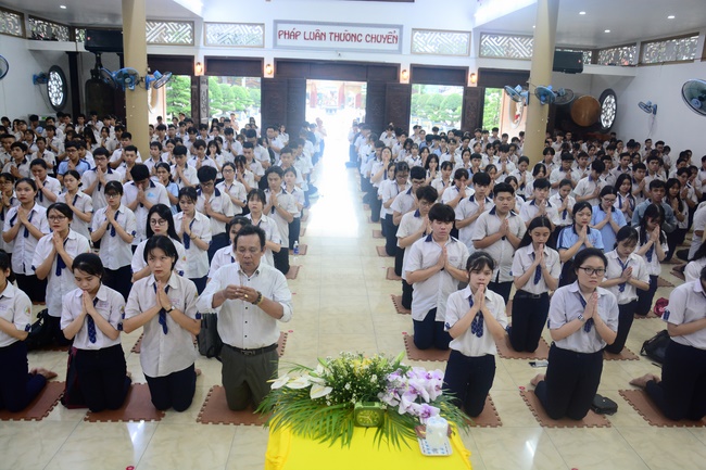 Học sinh trường THPT Nguyễn Văn Cừ cầu nguyện trước kỳ thi