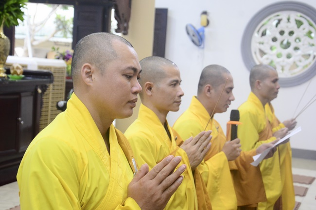 Học sinh trường THPT Nguyễn Văn Cừ cầu nguyện trước kỳ thi