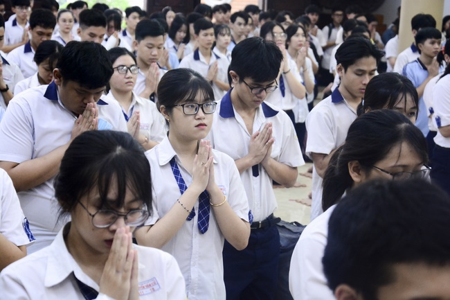 Học sinh trường THPT Nguyễn Văn Cừ cầu nguyện trước kỳ thi