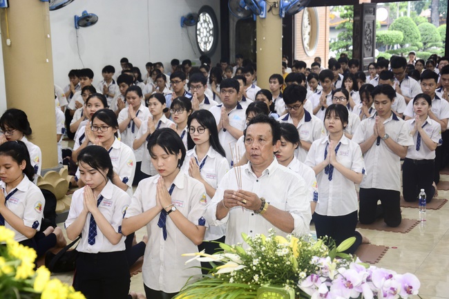 Học sinh trường THPT Nguyễn Văn Cừ cầu nguyện trước kỳ thi