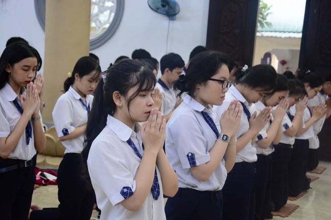 Học sinh trường THPT Nguyễn Văn Cừ cầu nguyện trước kỳ thi