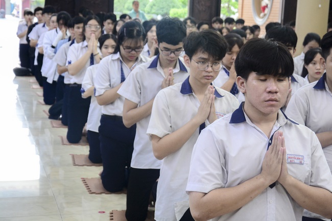 Học sinh trường THPT Nguyễn Văn Cừ cầu nguyện trước kỳ thi