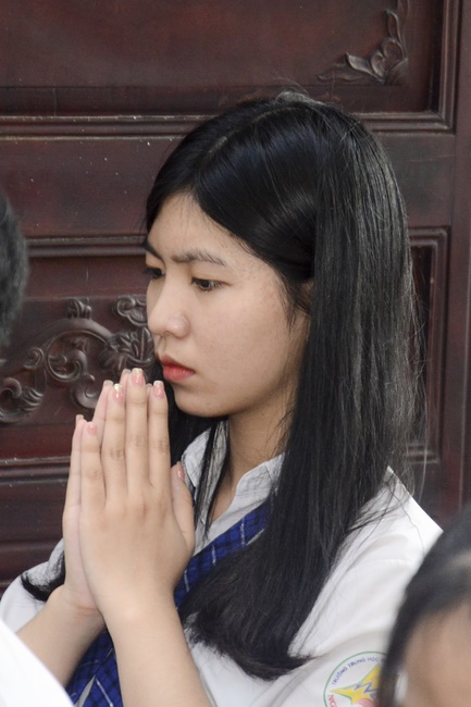 Học sinh trường THPT Nguyễn Văn Cừ cầu nguyện trước kỳ thi