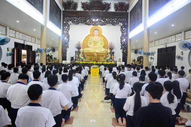 Học sinh trường THPT Nguyễn Văn Cừ cầu nguyện trước kỳ thi