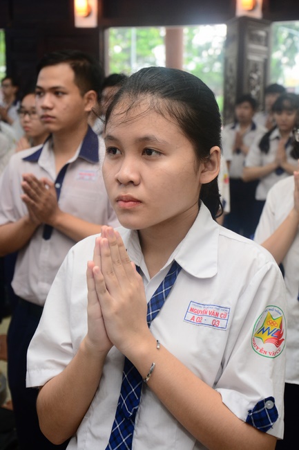 Học sinh trường THPT Nguyễn Văn Cừ cầu nguyện trước kỳ thi