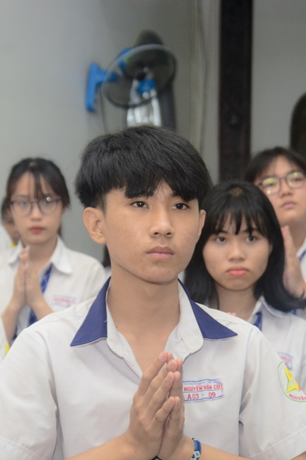 Học sinh trường THPT Nguyễn Văn Cừ cầu nguyện trước kỳ thi