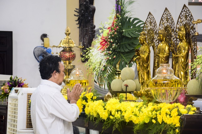 Học sinh trường THPT Nguyễn Văn Cừ cầu nguyện trước kỳ thi