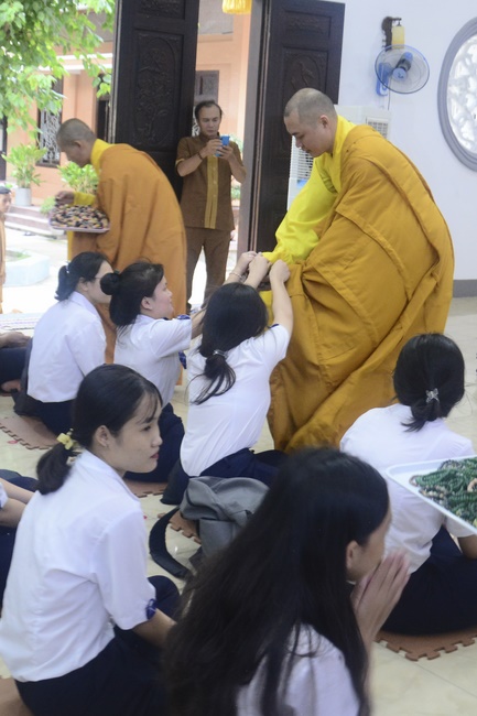 Học sinh trường THPT Nguyễn Văn Cừ cầu nguyện trước kỳ thi