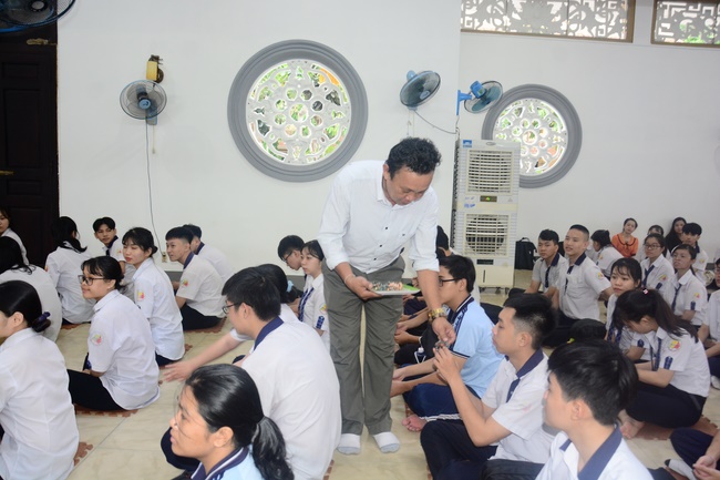 Học sinh trường THPT Nguyễn Văn Cừ cầu nguyện trước kỳ thi