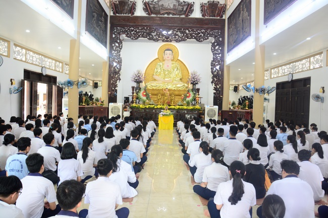 Học sinh trường THPT Nguyễn Văn Cừ cầu nguyện trước kỳ thi