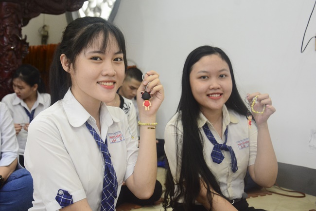 Học sinh trường THPT Nguyễn Văn Cừ cầu nguyện trước kỳ thi