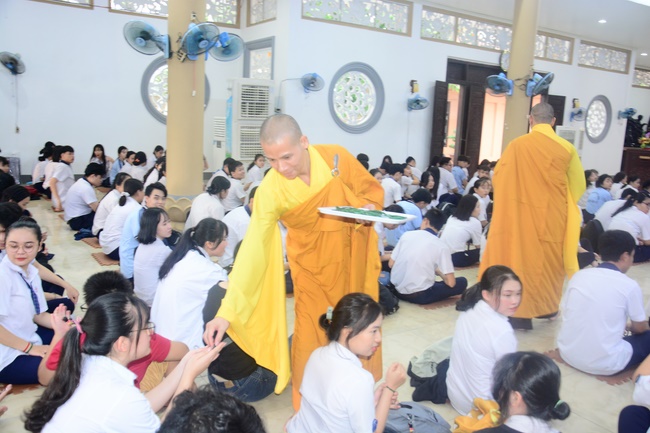 Học sinh trường THPT Nguyễn Văn Cừ cầu nguyện trước kỳ thi