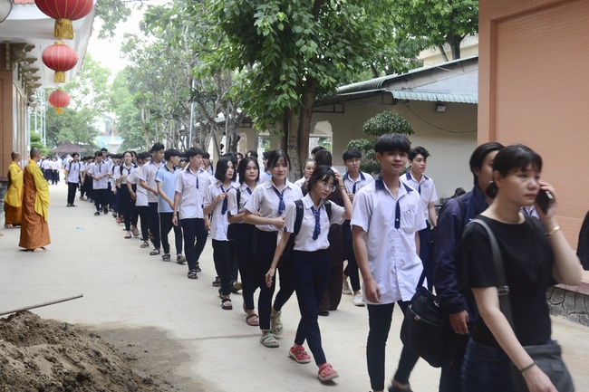 Học sinh trường THPT Nguyễn Văn Cừ cầu nguyện trước kỳ thi