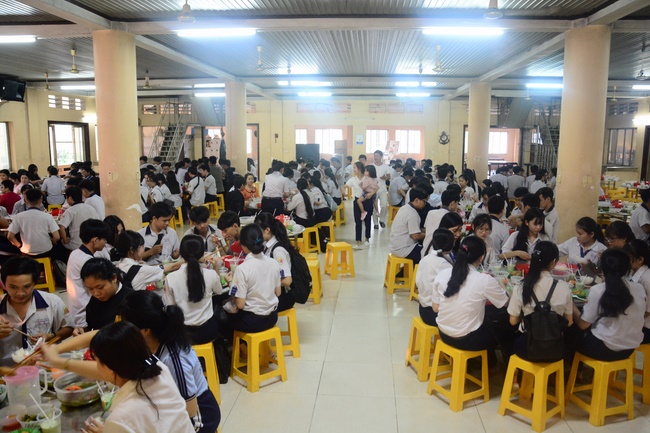 Học sinh trường THPT Nguyễn Văn Cừ cầu nguyện trước kỳ thi