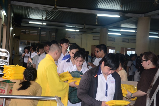 Học sinh trường THPT Nguyễn Văn Cừ cầu nguyện trước kỳ thi