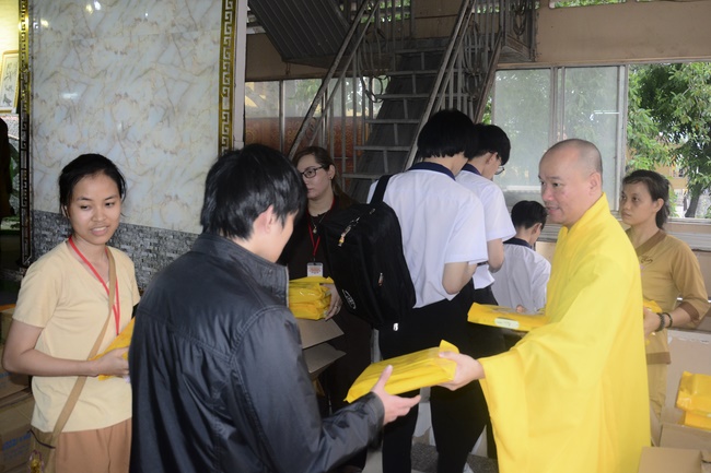 Học sinh trường THPT Nguyễn Văn Cừ cầu nguyện trước kỳ thi