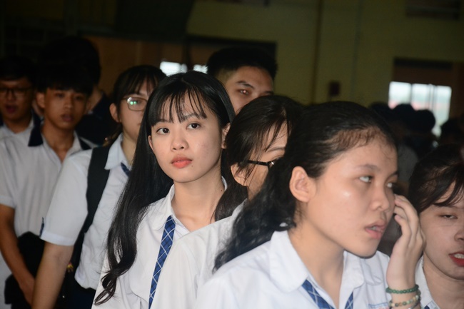 Học sinh trường THPT Nguyễn Văn Cừ cầu nguyện trước kỳ thi