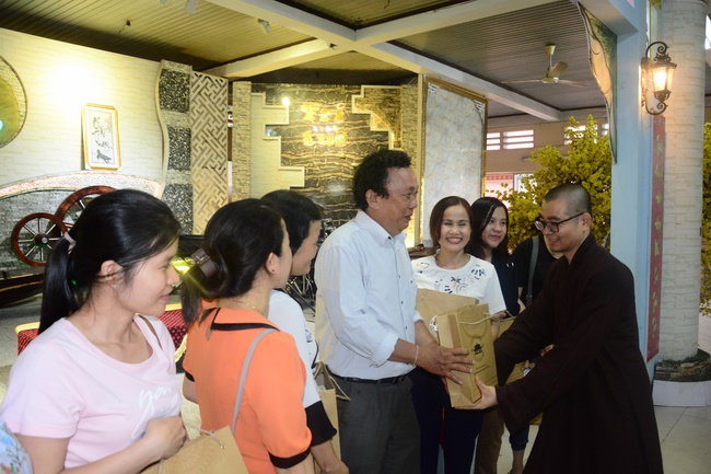 Học sinh trường THPT Nguyễn Văn Cừ cầu nguyện trước kỳ thi