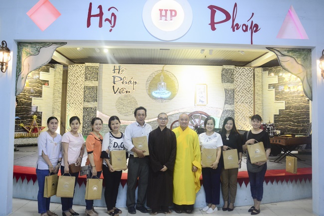 Học sinh trường THPT Nguyễn Văn Cừ cầu nguyện trước kỳ thi