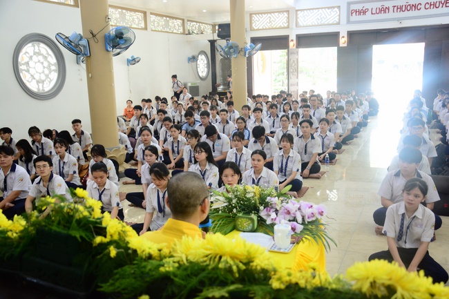 Học sinh trường THPT Nguyễn Văn Cừ cầu nguyện trước kỳ thi