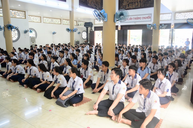 Học sinh trường THPT Nguyễn Văn Cừ cầu nguyện trước kỳ thi