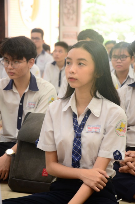 Học sinh trường THPT Nguyễn Văn Cừ cầu nguyện trước kỳ thi