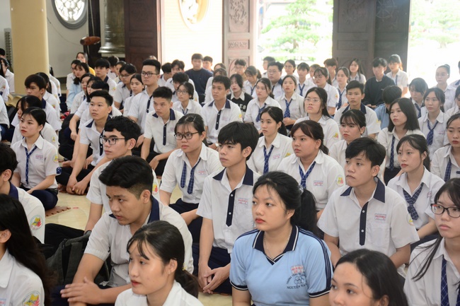 Học sinh trường THPT Nguyễn Văn Cừ cầu nguyện trước kỳ thi