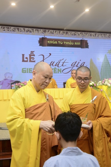 Starting the Temporary Ordination Retreat for Children