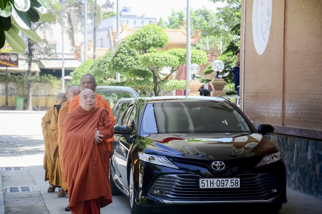 Delegation of the Vietnam Buddhist Sangha visit Hoang Phap Pagoda